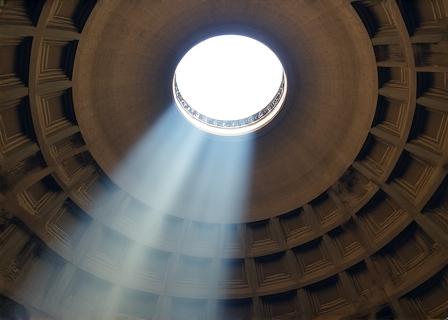 Interno del Pantheon con raggio di luce dall'oculo